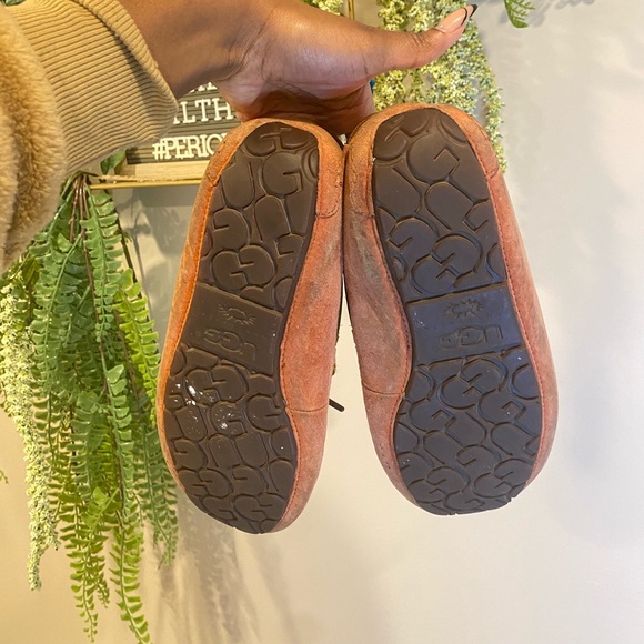 UGG classic slippers in good condition. Comfy and refreshed/dry cleaned. - Picture 5 of 5